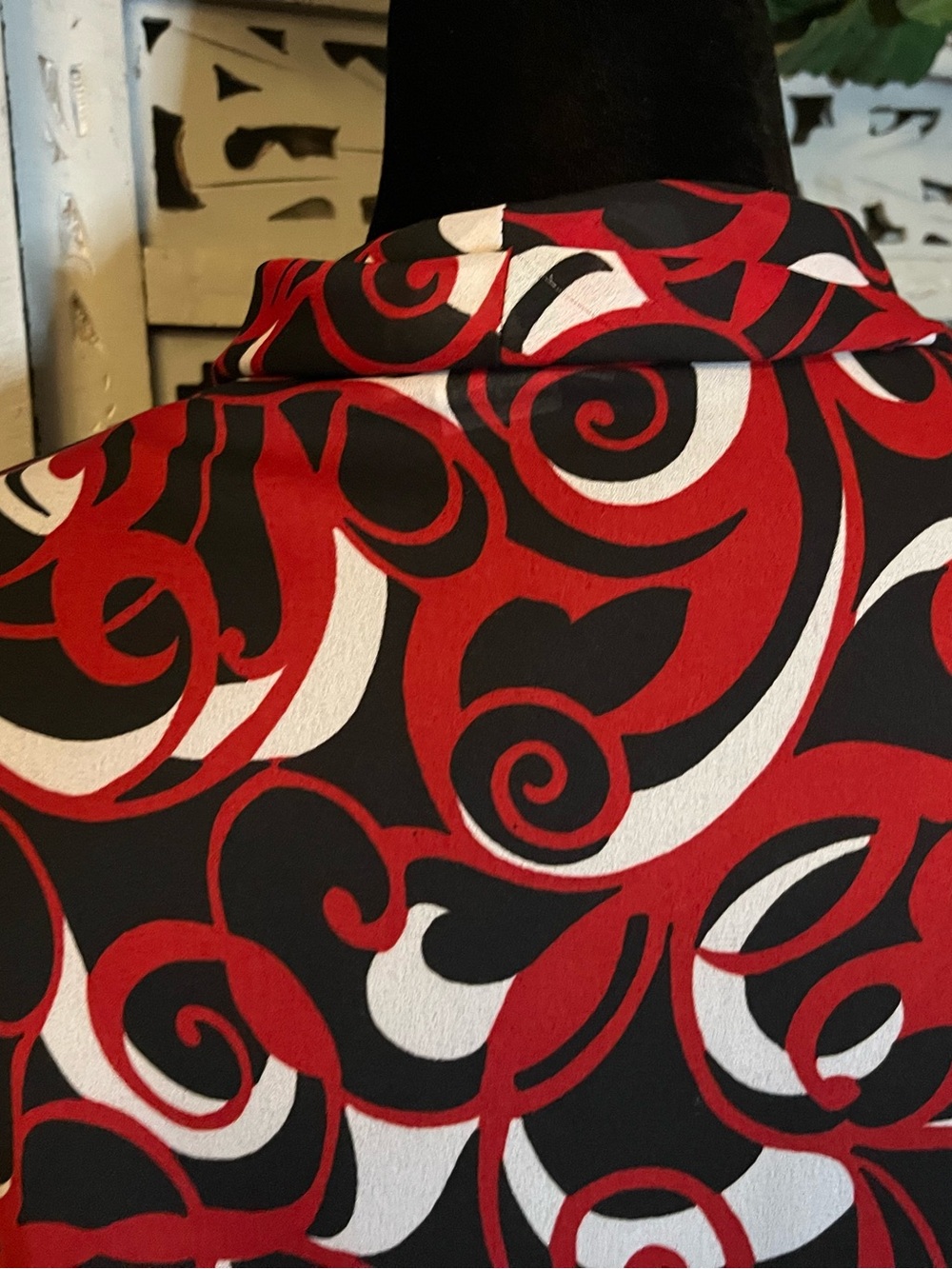AVENUE ABSTRACT RED BLACK & WHITE FLORAL & SWIRLS DESIGN PLUS SIZE TOP - Picture 8 of 9